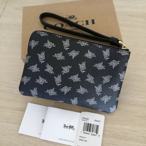 ⛔️SOLD⛔️Authentic Coach leather flowers wristlet - Picture 5 of 5